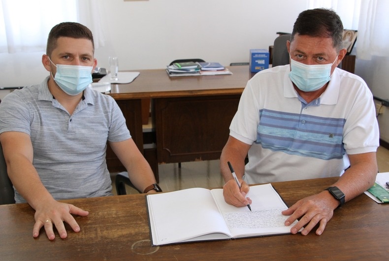 Ir para  <p><big>Na manh&atilde; desta sexta-feira (07/01), o Prefeito Claiton dos Santos Brum transmitiu o cargo ao Vice-Prefeito, Giovan Andr&eacute; Sperotto, como Prefeito do Munic&iacute;pio de Viadutos, durante seu...